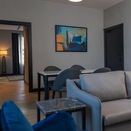 Radisson Blu Hotel, Amman Galleria Mall Exterior foto A living room in a serviced apartment in Warsaw, Poland