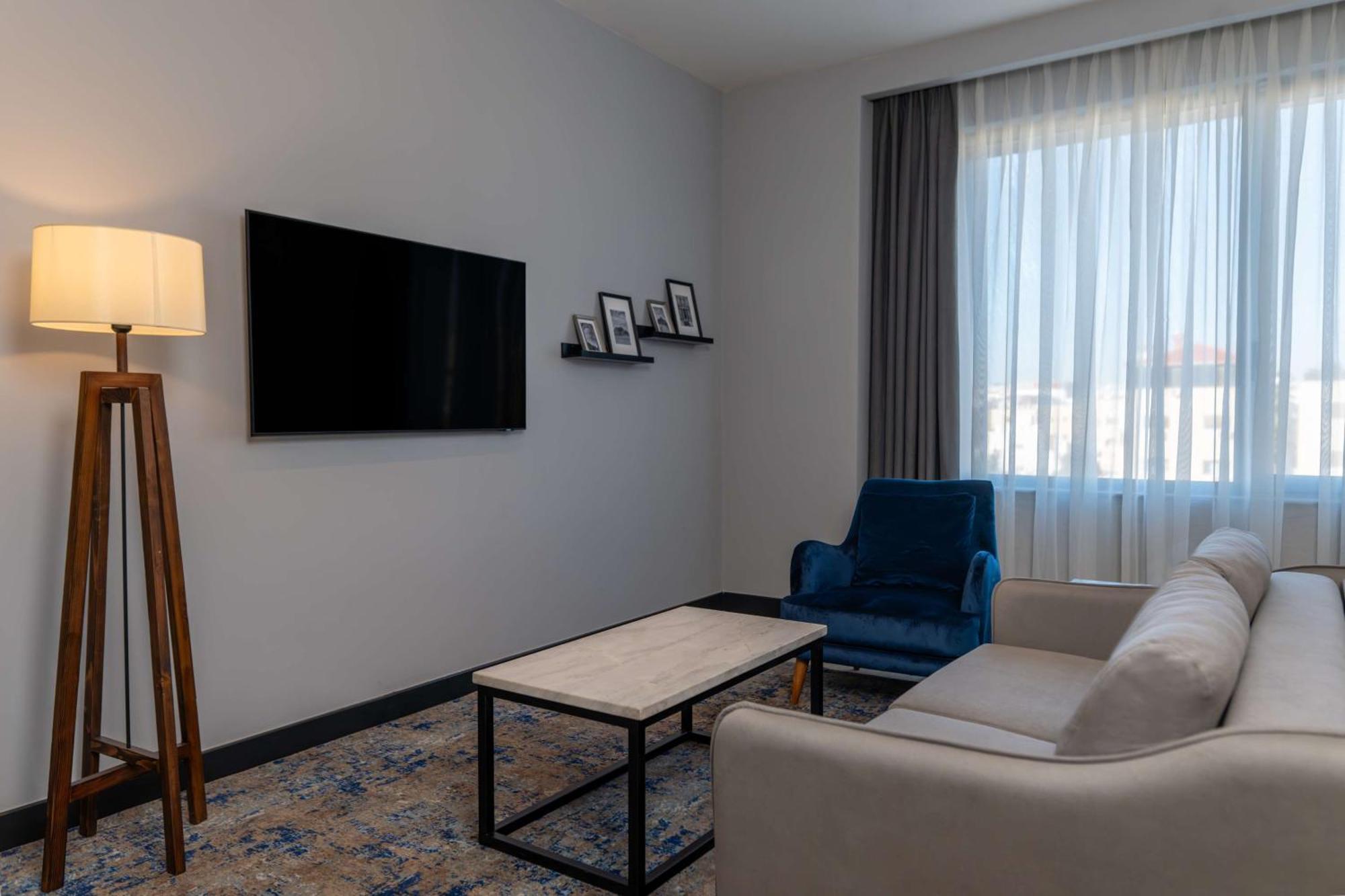 Radisson Blu Hotel, Amman Galleria Mall Exterior foto A living room at the hotel