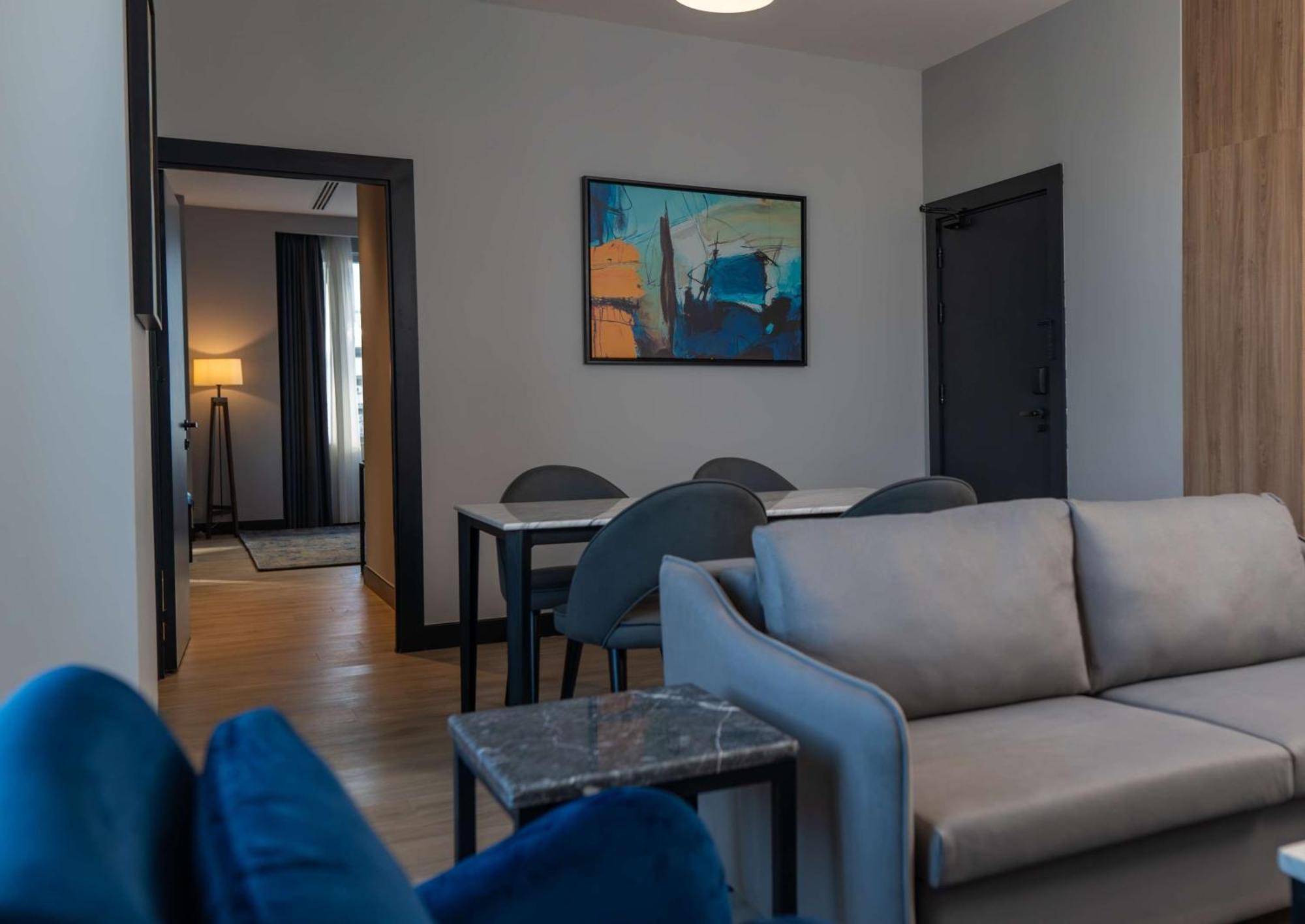 Radisson Blu Hotel, Amman Galleria Mall Exterior foto A living room in a serviced apartment in Warsaw, Poland