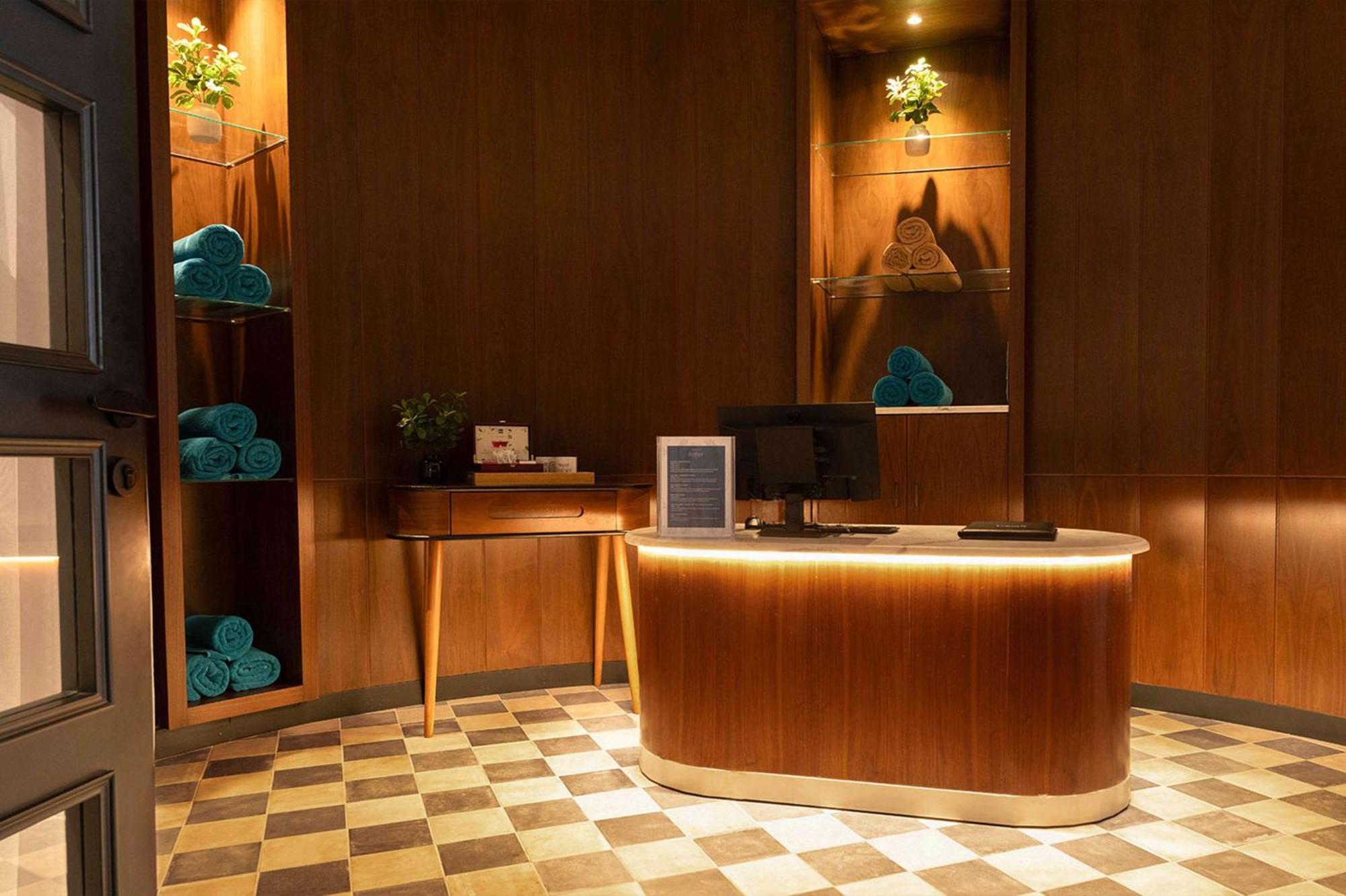 Radisson Blu Hotel, Amman Galleria Mall Exterior foto Reception desk at the spa